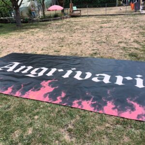 Fehlbedrucktes XXL-Banner mit Angrivariischriftzug + Wohnzimmerkonzert